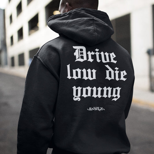 "Drive Low Die Young Hoodie" von Tuninghunterz - Bekleidung für Auto und Tuningfans - Ein stylisches Motiv für alle, die gerne schnell fahren. Die Young Hoodie für Auto und Tuning Fans bei Tuninghunterz.