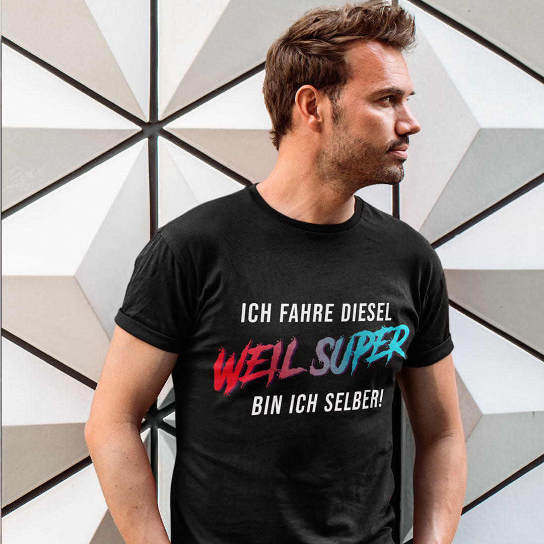 Alt-Text: "Tuninghunterz Diesel T-Shirt mit dem Spruch 'Ich fahre Diesel, weil Super bin ich selber'. Kaufen Sie die beste Auto und Tuning Bekleidung für Dieselkraftstoff, Diesel besser als Benziner? bei tuninghunterZ."